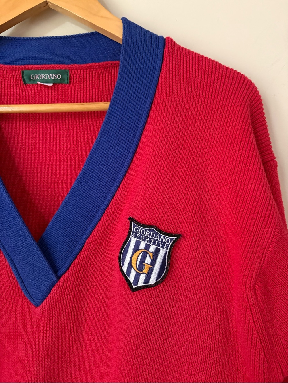 GIORDANO Sportive Red V-Neck Knit Pullover Sweater with Blue Trim Medium